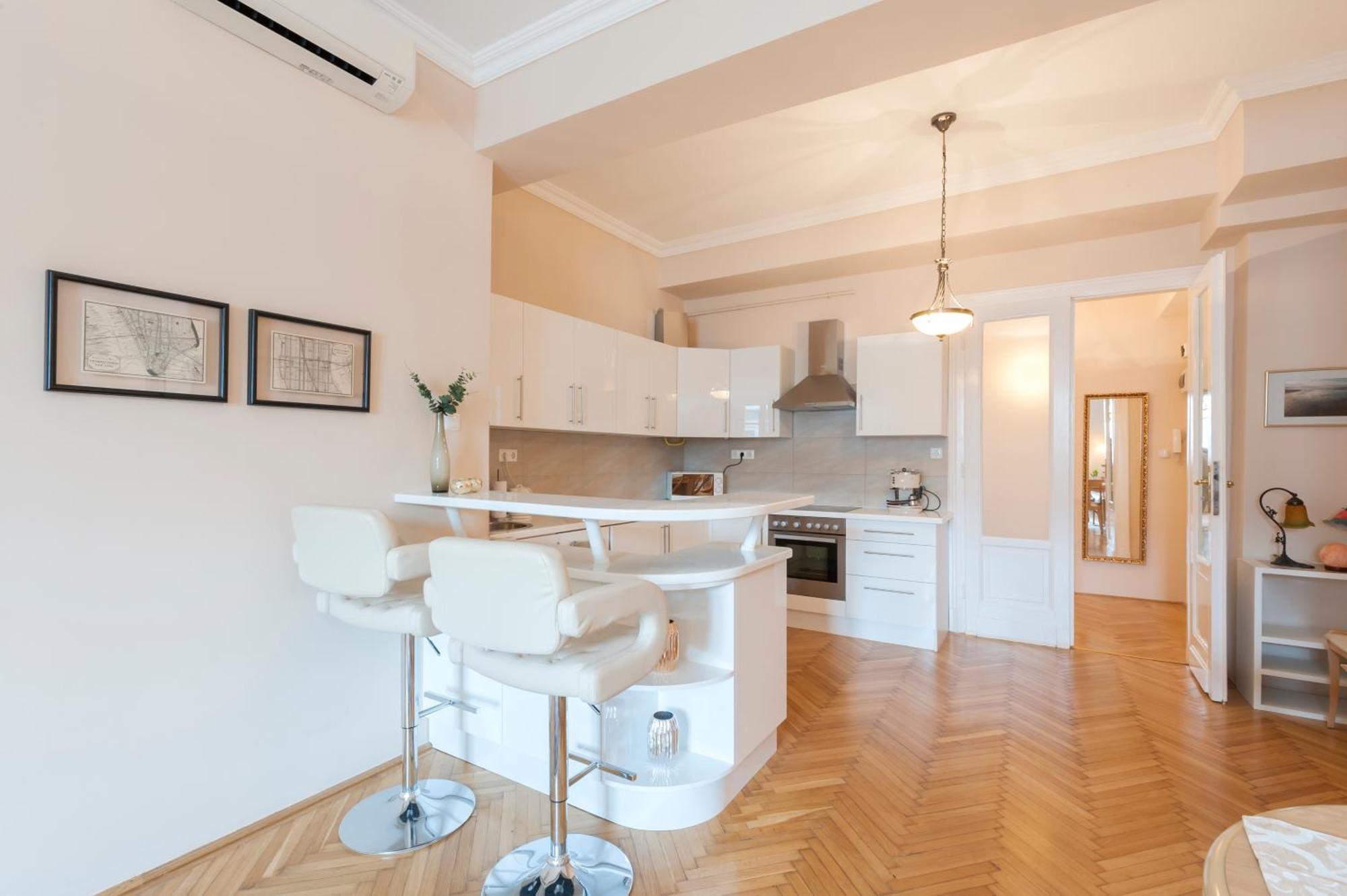 View To The Roofs Luxury Apartment With 2 Bedrooms 布达佩斯 外观 照片